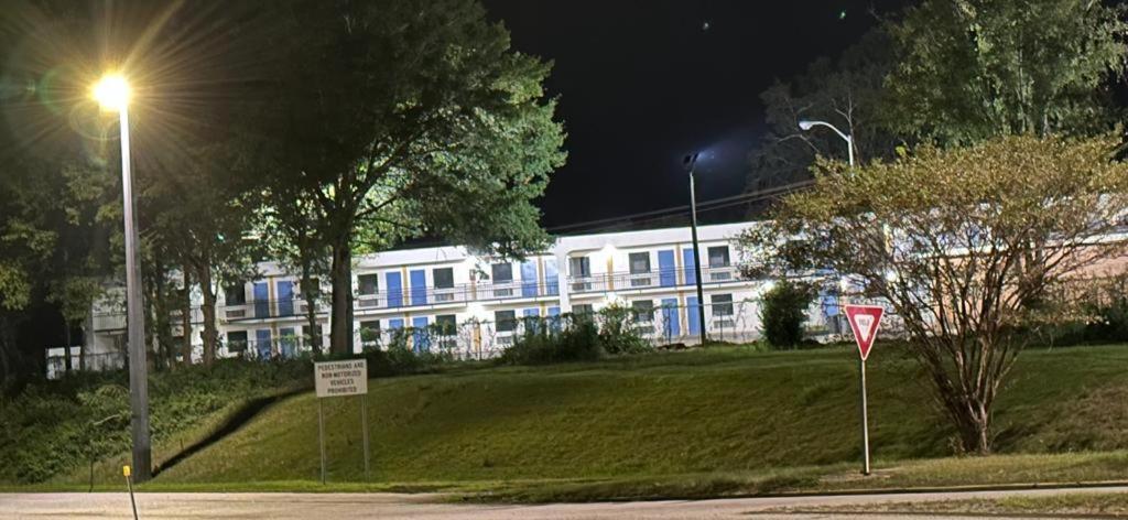 Lanett Inn Екстер'єр фото